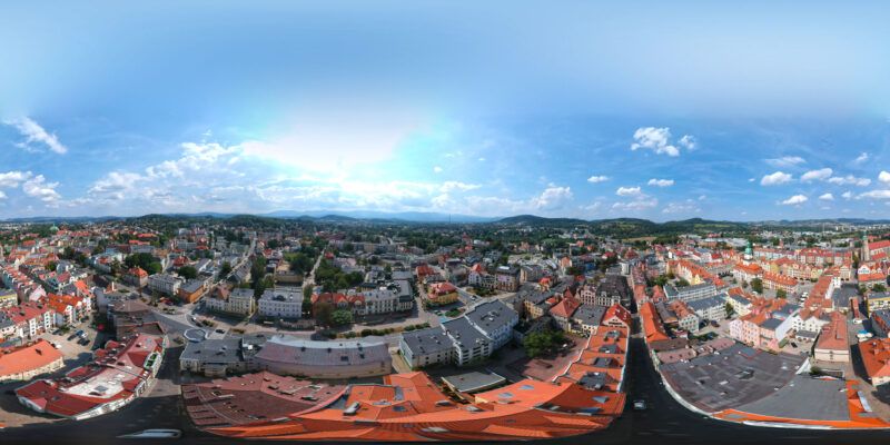 Panorama Jeleniej Góry z widocznymi górami w tle