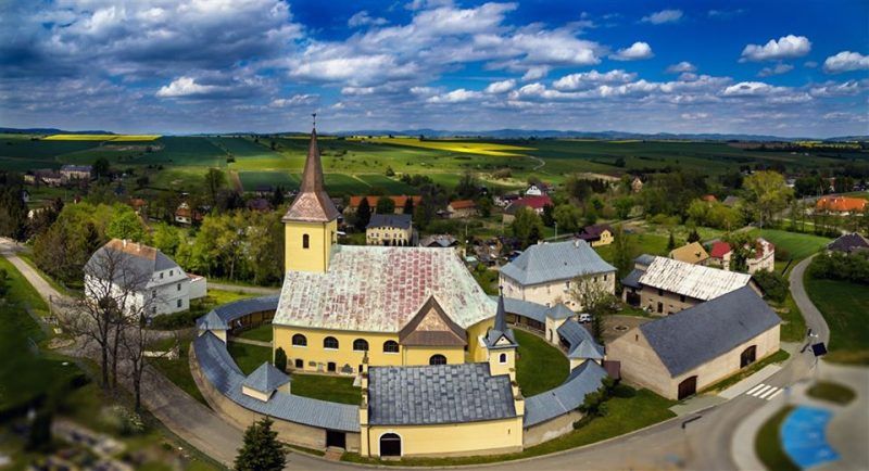 Kościoł z wieżą otoczony okrągłym murem obronnym