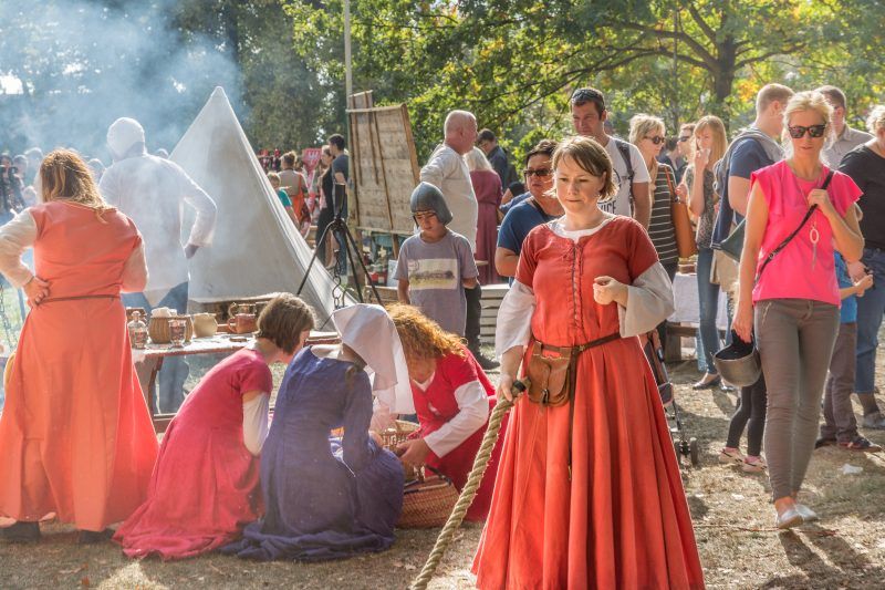 Kobiety i mężczyźni w strojach z epoki podczas Jarmarku Jadwiżańskiego