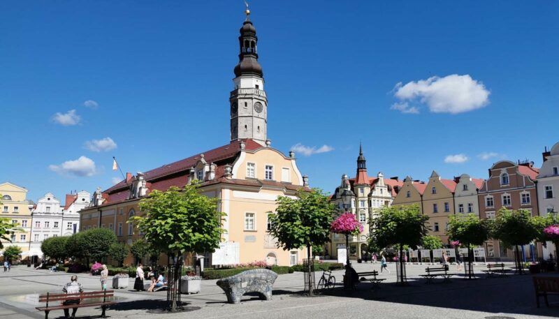Plac ratuszowy i budynek Ratusza na tle błękitnego nieba