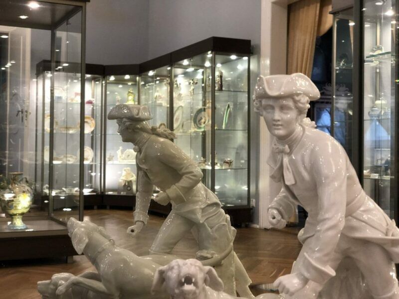 Porcelanowe posągi w kształcie ludzi ze zwierzętami