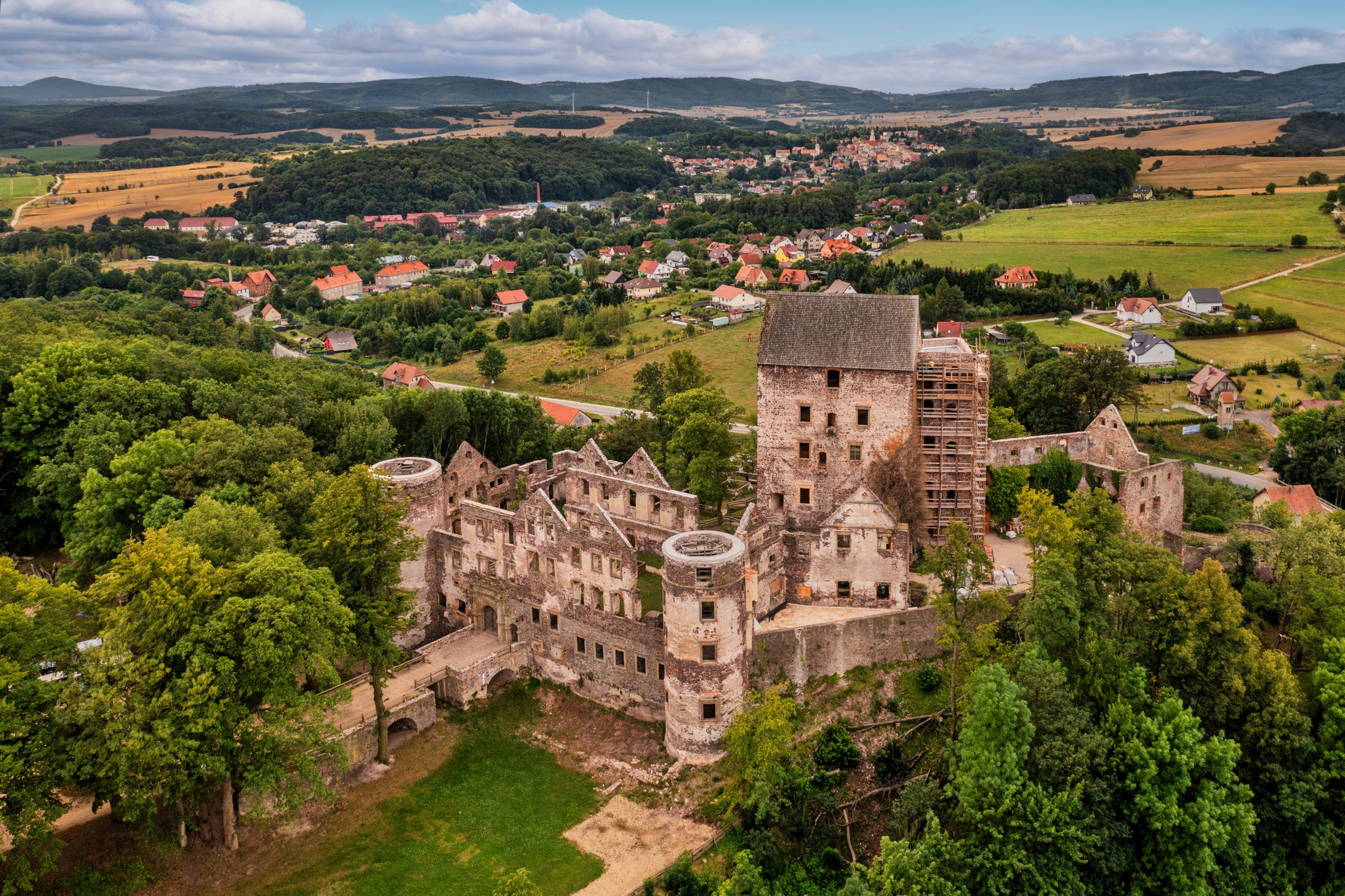 Widok z drona na ruiny Zamku Świny
