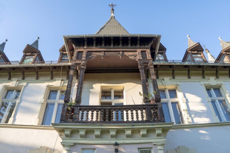 Drewniany balkon na piętrze pałacu.