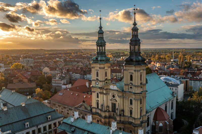 Panorama miasta z widokiem na barokowe wieże kościoła św. Jana i Mauzoleum Piastów