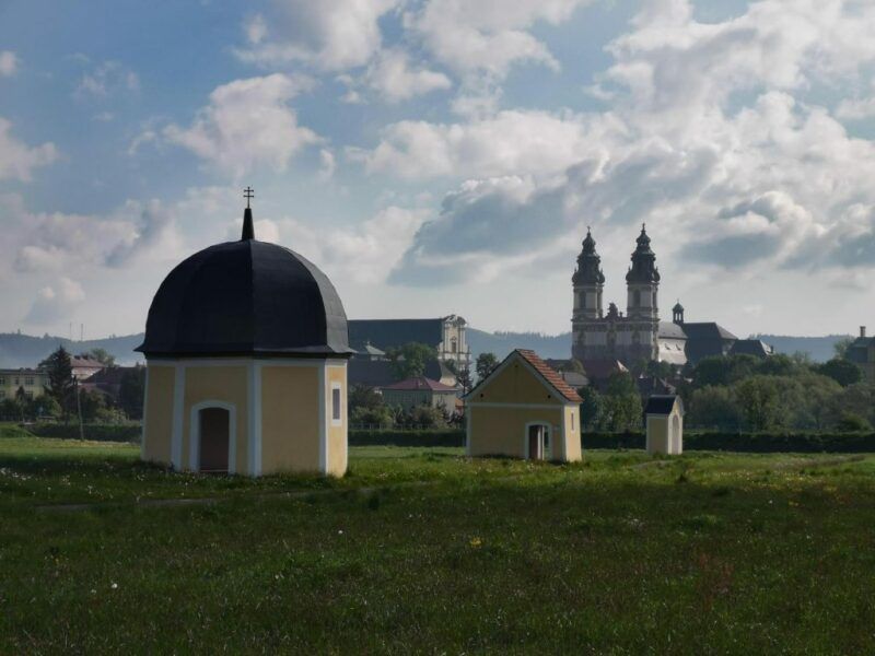 Widok ze wzgórza na barokowy budynek dzwonnicy Opactwa