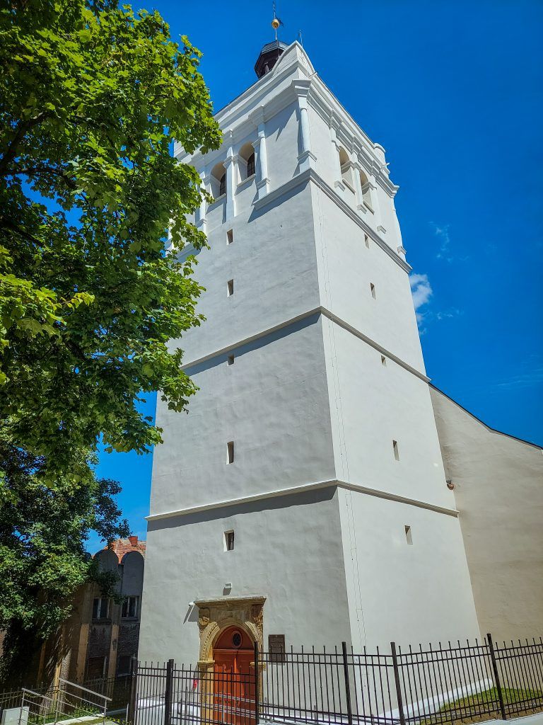 Biała wieża kościoła