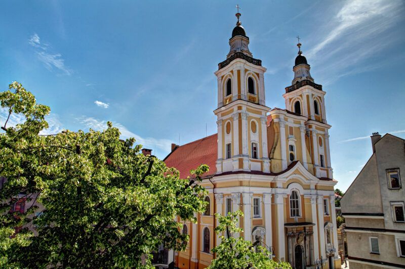 Słoneczny widok na kościół z dwoma wieżami.