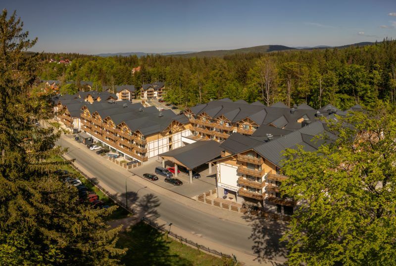 widok z drona na duży drewiany, nowoczecny kompleks hotelowy