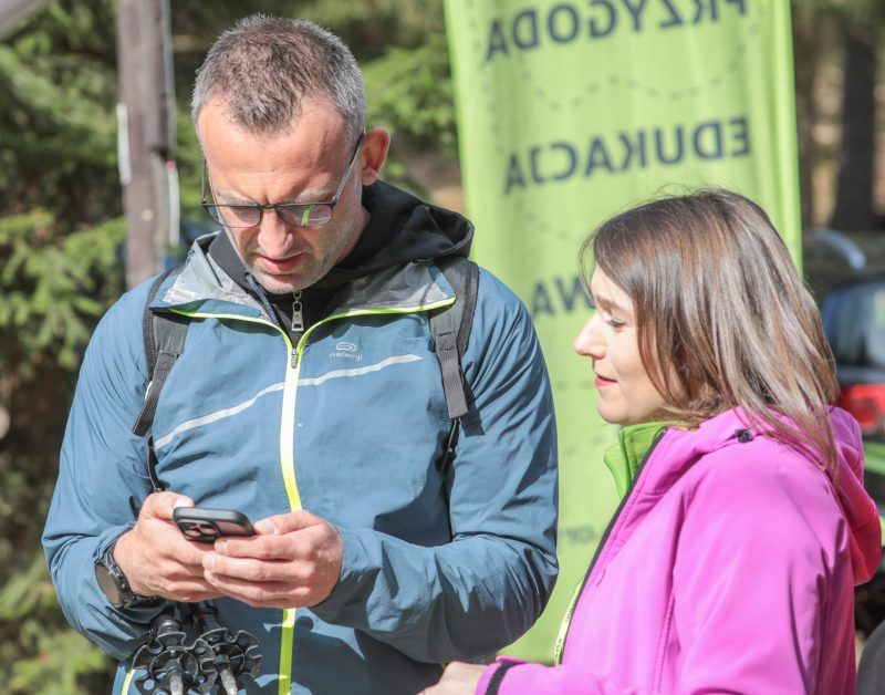 Zdjęcie przedstawia uczestnika gry terenowej Questy - Wyprawy Odkrywców