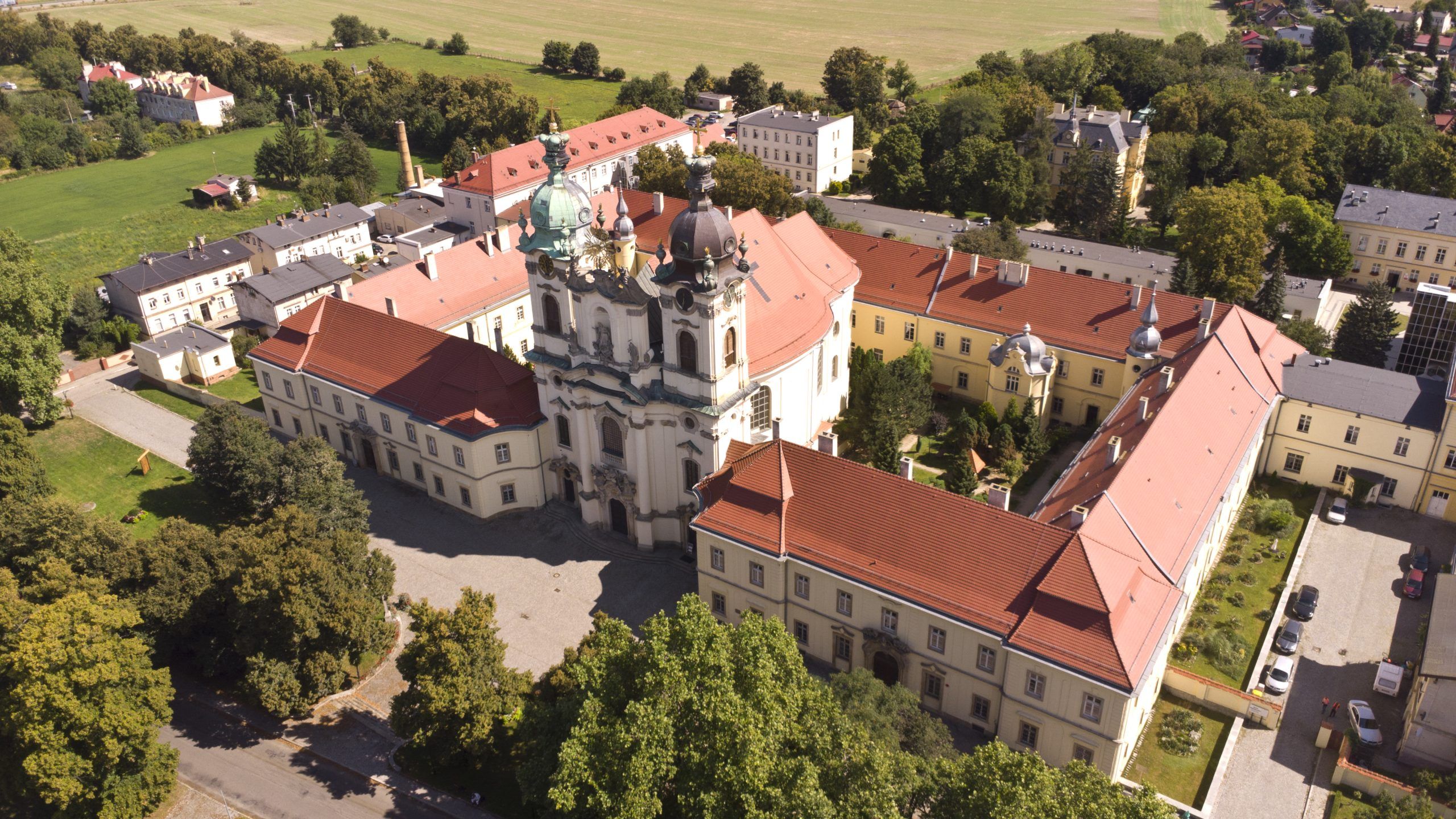 Bazylika w Legnickim Polu widoczna z wysokości