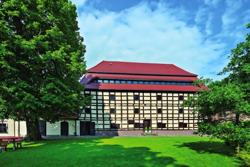 Zabytkowy, szachulcowy budynek, w którym obecnie mieści się muzeum powozów