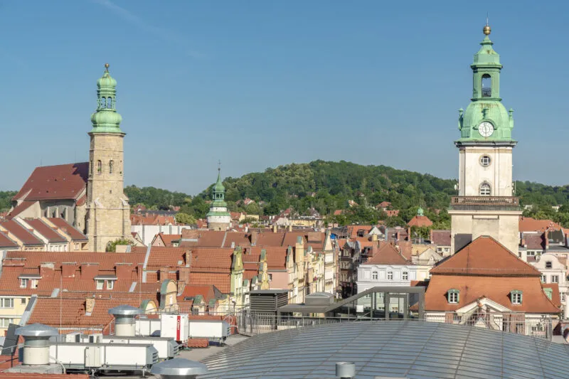 Słoneczny widok z lotu ptaka na zabudowę centrum miasta Jelenia Góra