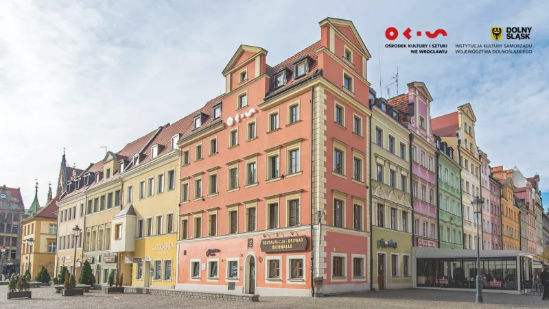 Zdjęcie przedstawia zabytkowy, klasycystyczny budynek znajdujący się w bloku śródrynkowym we Wrocławiu.