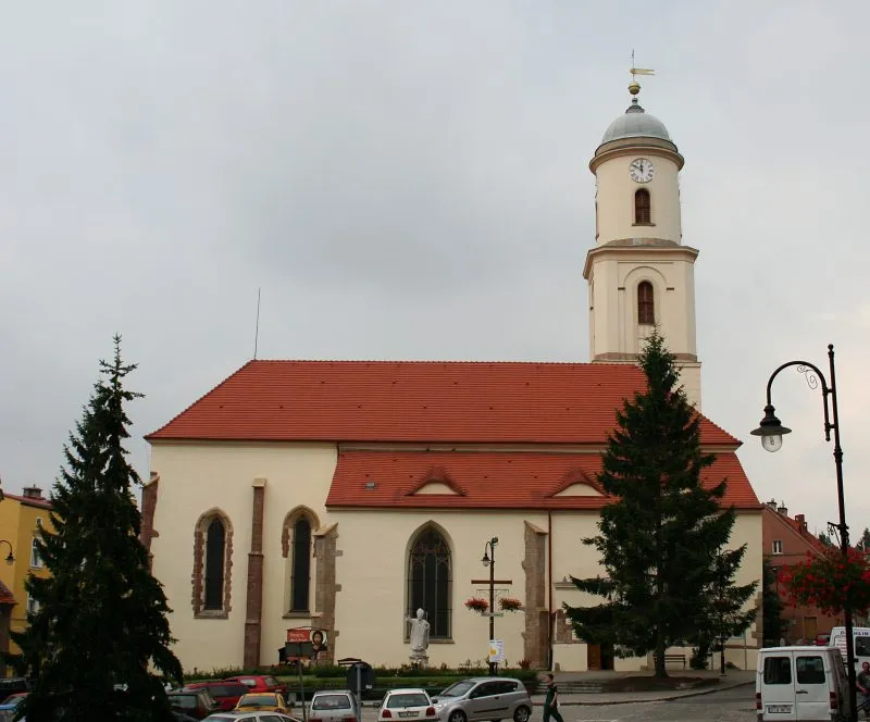 Kościół z ceglanym dachem i wieżą