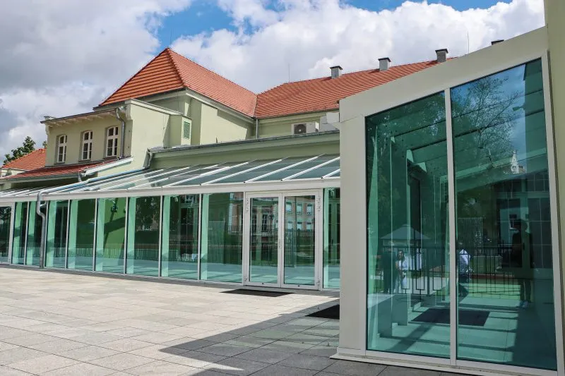 Zdjęcie szklanych pawilonów dobudowanych do boku budynku Centrum Witelona w Legnicy