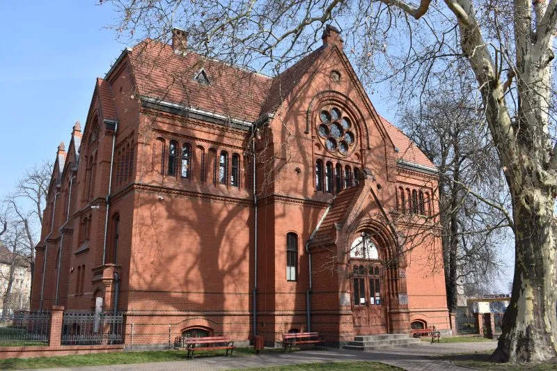 Zdjęcie przedstawia zabytkowy budynek biblioteki