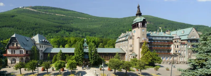 Widok na budynek uzdrowiska z górą w tle