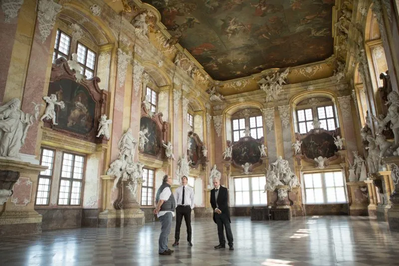 Scena z planu filmowego ukazująca wnętrza Klasztoru w Lubiążu
