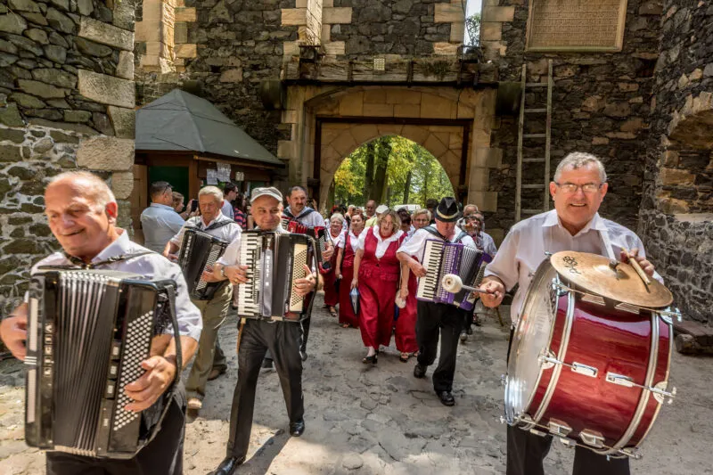 Orkiestra idąca przez dziedziniec zamku.