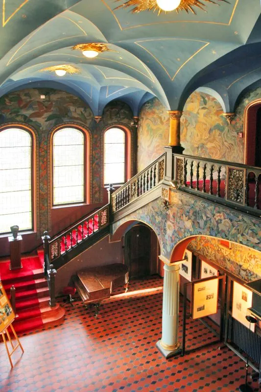 Zdjęcie przedstawia wnętrze pałacu - obecnie muzeum z bardzo bogatymi malowidłami naściennymi oraz ozdobną klatką schodową