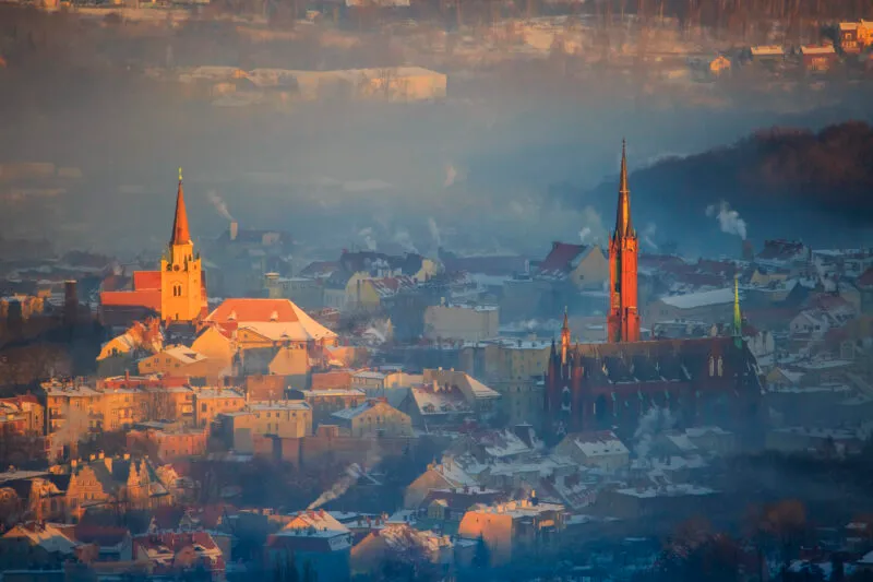 Widok na miasto spowite we mgle