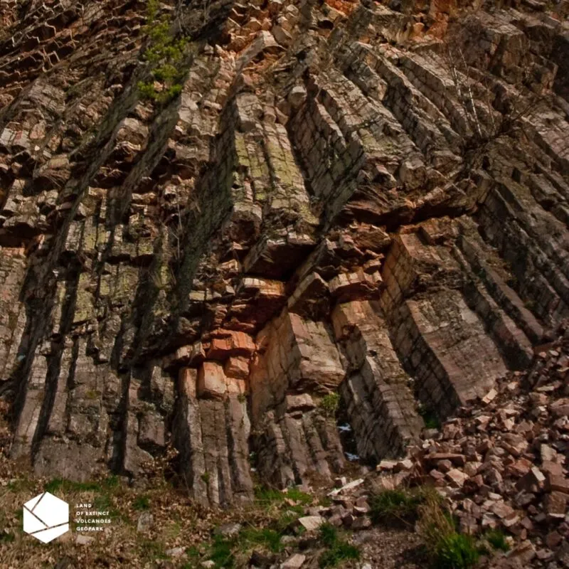 Zdjęcie z bliska na wulkaniczne formacje skalne
