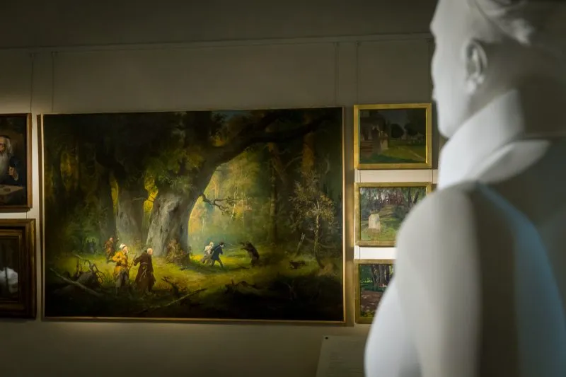 Zdjęcie przedstawia obrazy na wystawie w muzeum pana tadeusza we wrocławiu