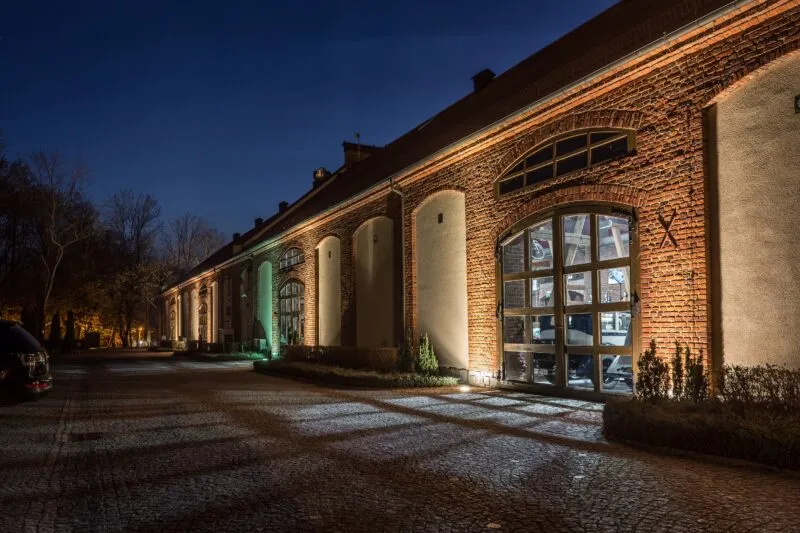 Widok na muzeum motoryzacji z zewnątrz, ceglany budynek.