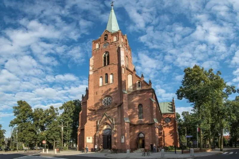 Neogotycki kościół z dominantą spadzistej wieży.
