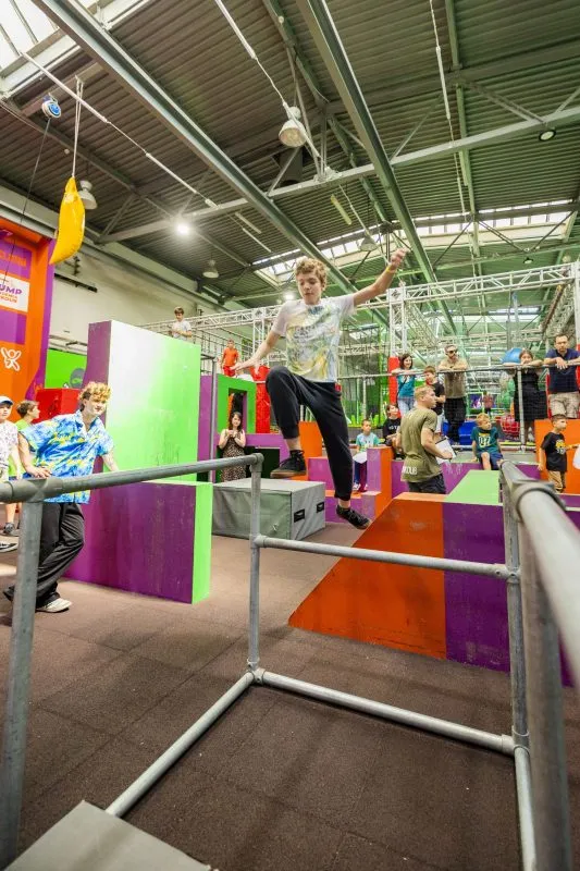 Dzieci bawią się w parku trampolin