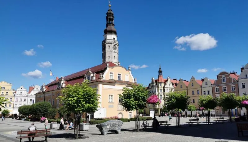 Plac ratuszowy i budynek Ratusza na tle błękitnego nieba