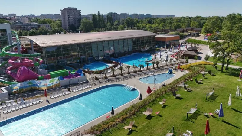Kompleks basenów z lotu ptaka.