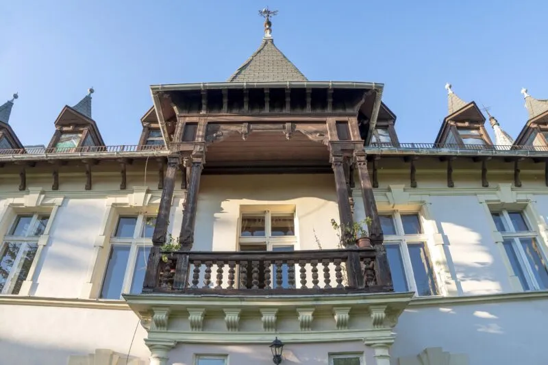 Drewniany balkon na piętrze pałacu.