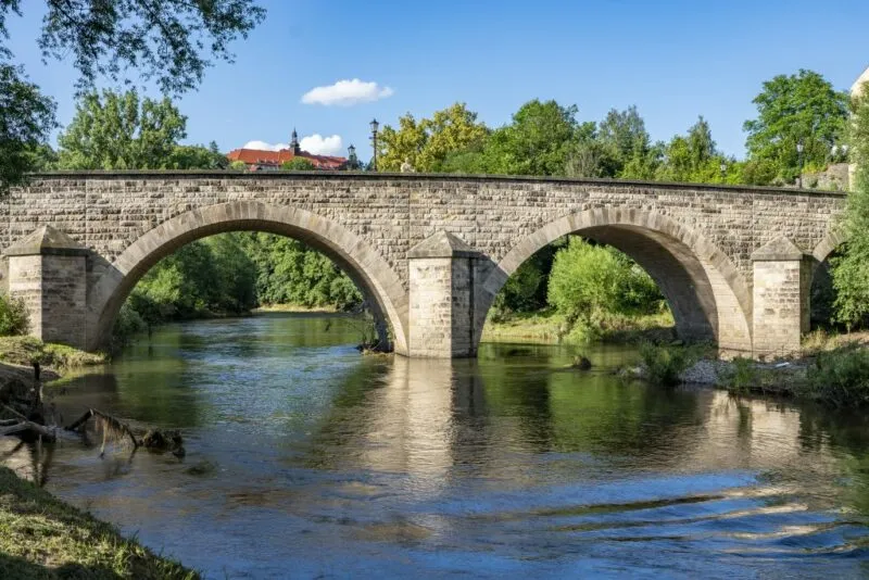 Most kamienny nad rzeką.
