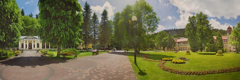 Widok panoramiczny parku zdrojowego w Dusznikach-Zdroju