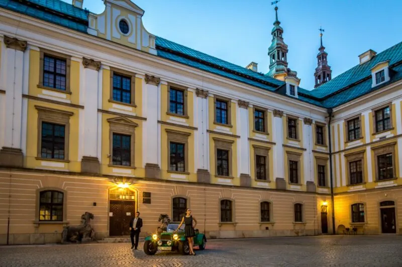 Zabytkowe, barokowe w biało-żółtym kolorze podwórze Akademii Rycerskiej