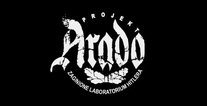 Białe logo Projektu Arado na czarnym tle łączy stylizowany gotycki napis z sylwetką samolotu oraz hasłem „Zaginione Laboratorium Hitlera”.