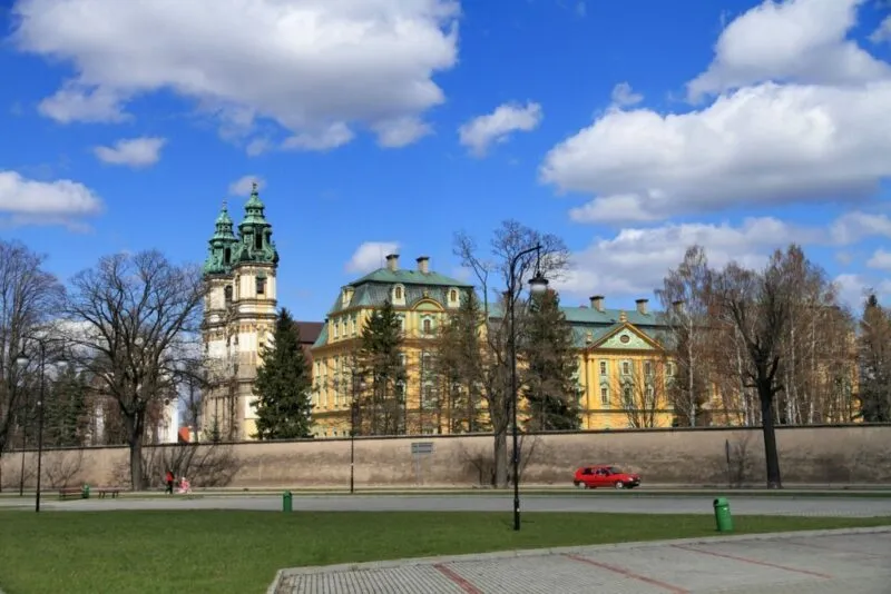 Barkowy zespół Opactwa Cystersów- w żółto-białym kolorze, z dwoma wieżami z dzwonnicą
