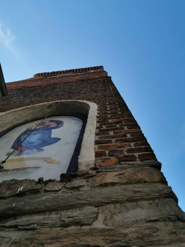 Mur wieży z czerwonej cegły