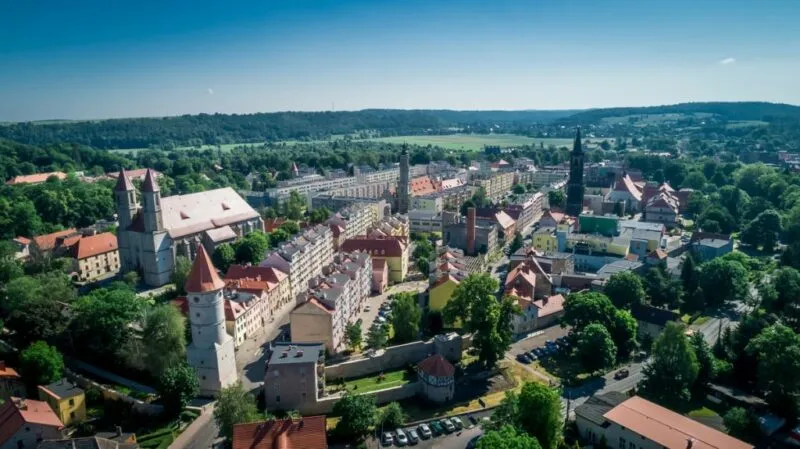 Widok na miasto, domki, drzewa z lotu ptaka.