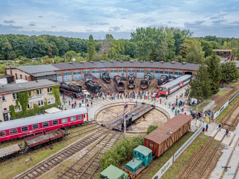 Obrotnica w dawnej parowozowni, wystawione są  stare pociągi oraz obserwują je goście