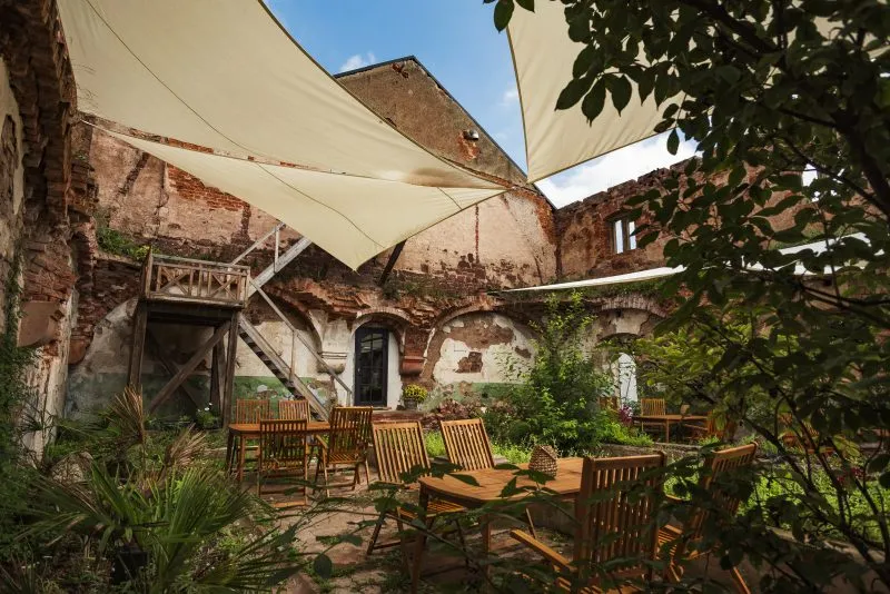 Przestrzeń jadalna lub restauracja w Zamku Sarny