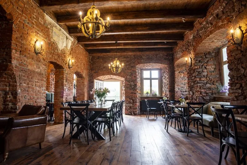 Wnętrza Zamku Sarny i restauracji z licznymi zabytkowymi elementami wyposażenia