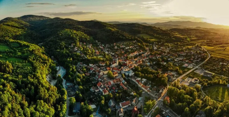 Widok z lotu ptaka na niewielkie miasto położone u podnóży gór