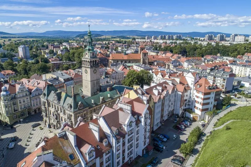 Widok z lotu ptaka na miasto Kłodzko oraz przyroda w tle.