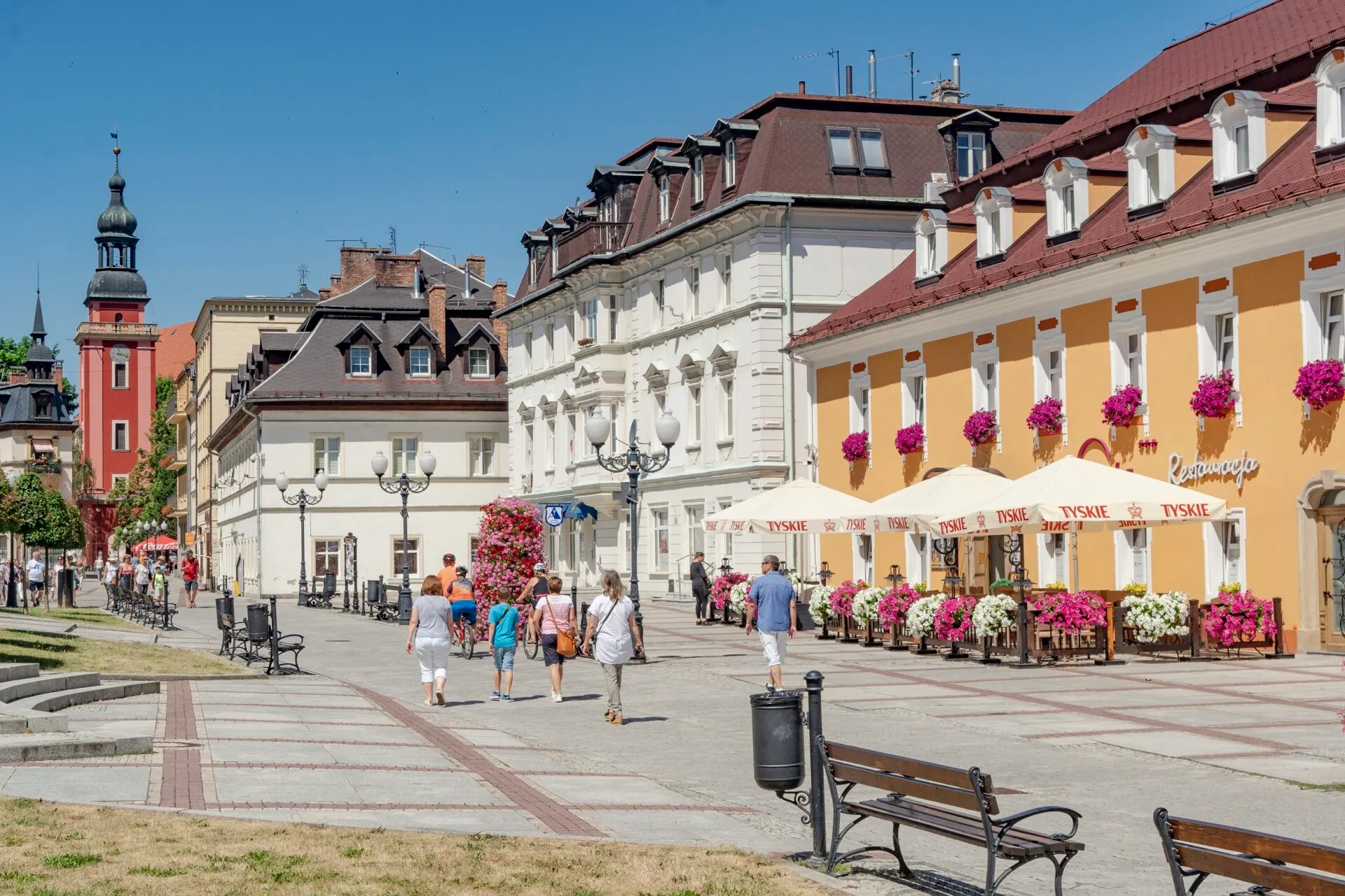 Letni widok na trakt spacerowy w uzdrowisku