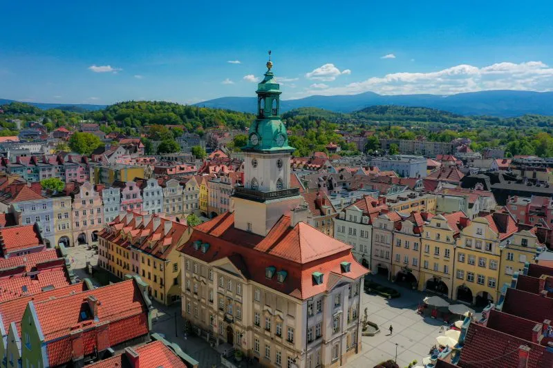 Zdjęcie z lotu ptaka na centrum Jeleniej Góry na tle błękitnego nieba