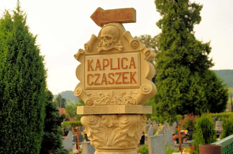 Pomnik informujący o Kaplicy Czaszek