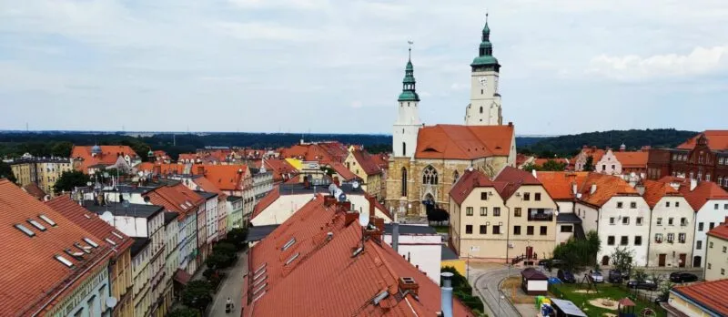 Widok z góry na kościół i budynki.
