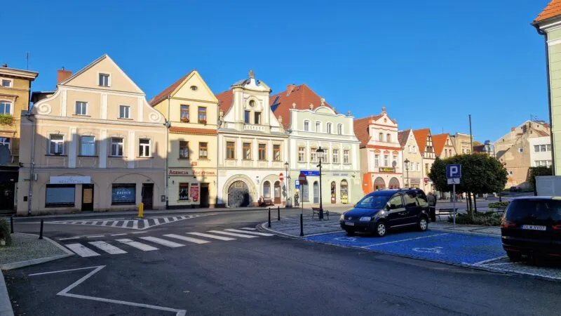 Rząd kolorowych kamienic na tle błękitnego nieba.